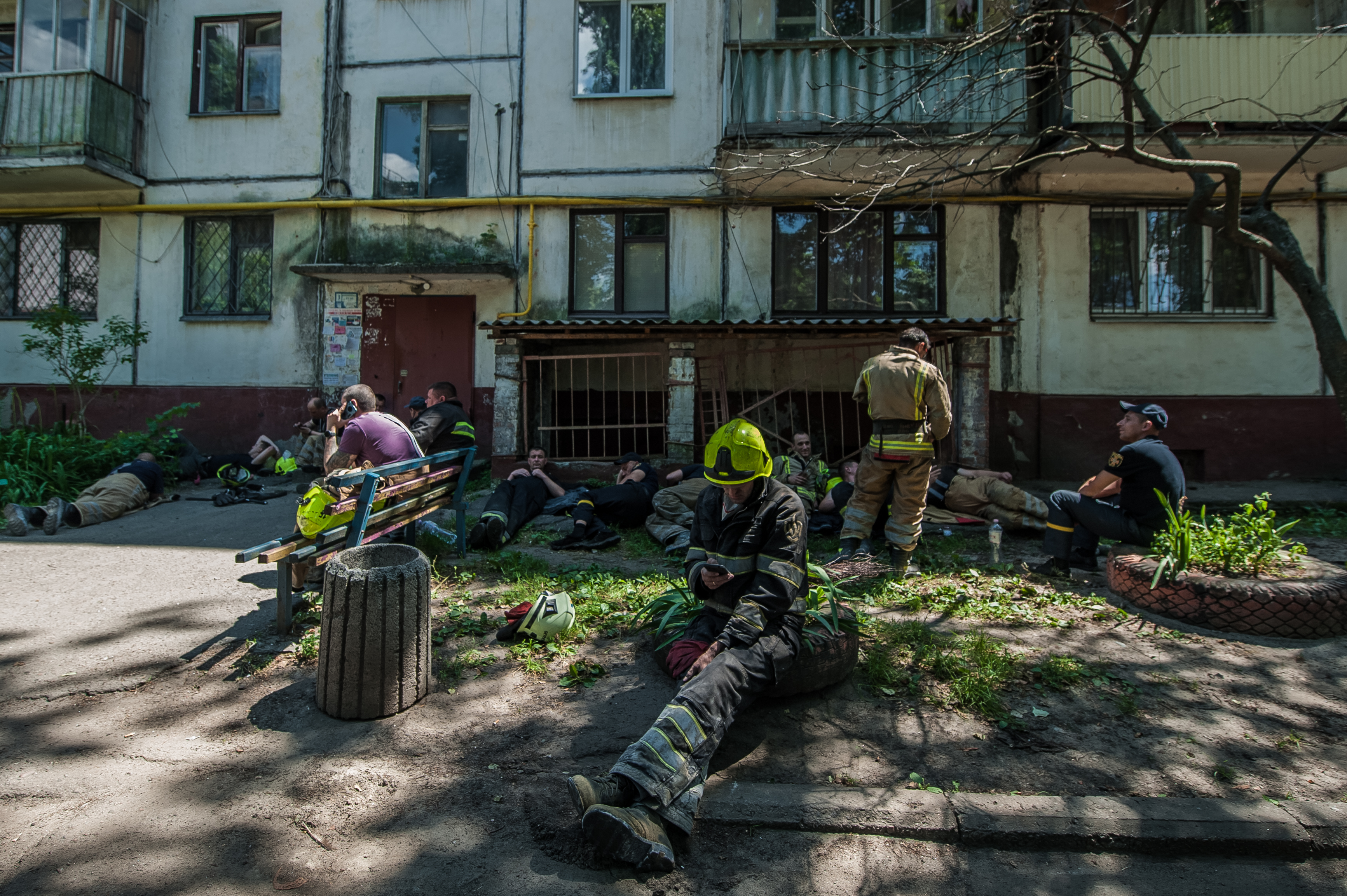 Спасатели, разбирающие завалы в Кременчуге. Фото: Алина Смутко Спасатели продолжают искать пропавших без вести в Кременчуге. Количество погибших растет