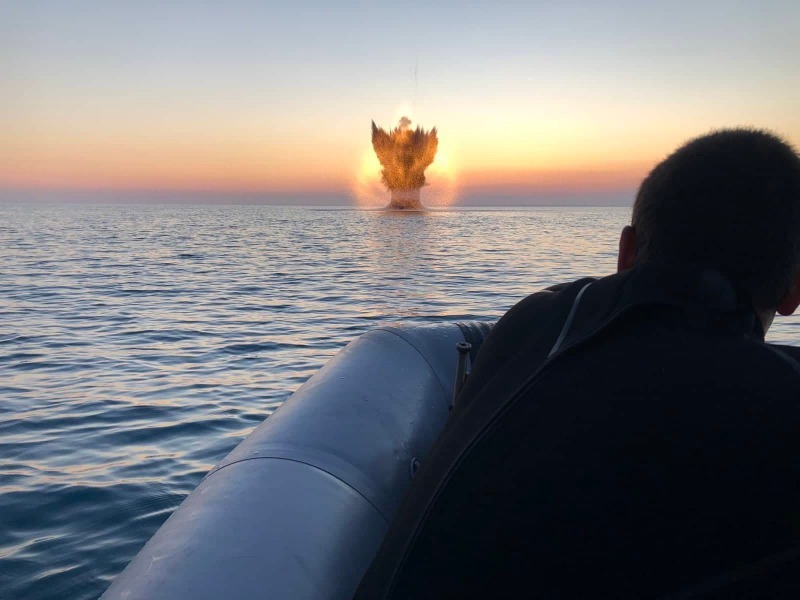 Біля берегів Болгарії виявили морську міну. Її сфотографували та знищили водолази