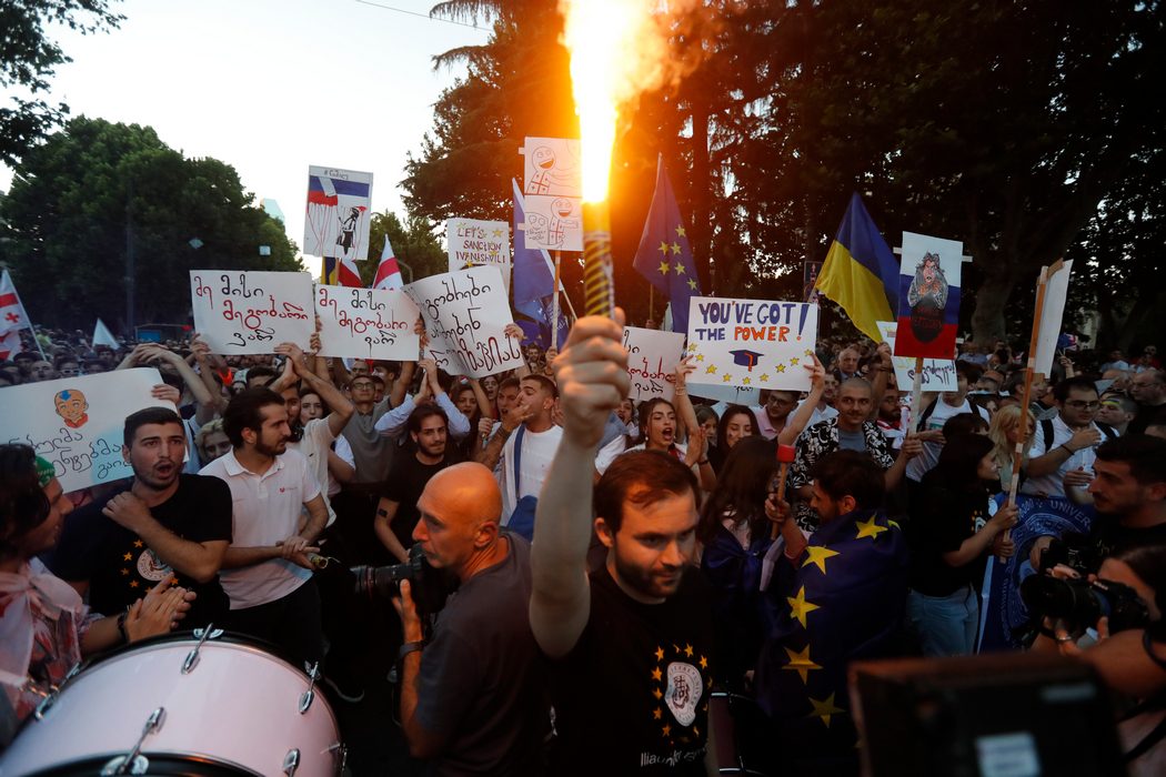 Антиправительственный протест в Грузии (Фото – EPA) "Домой, в Европу". В Тбилиси требуют отставки премьера из-за провала евроинтеграции – фото