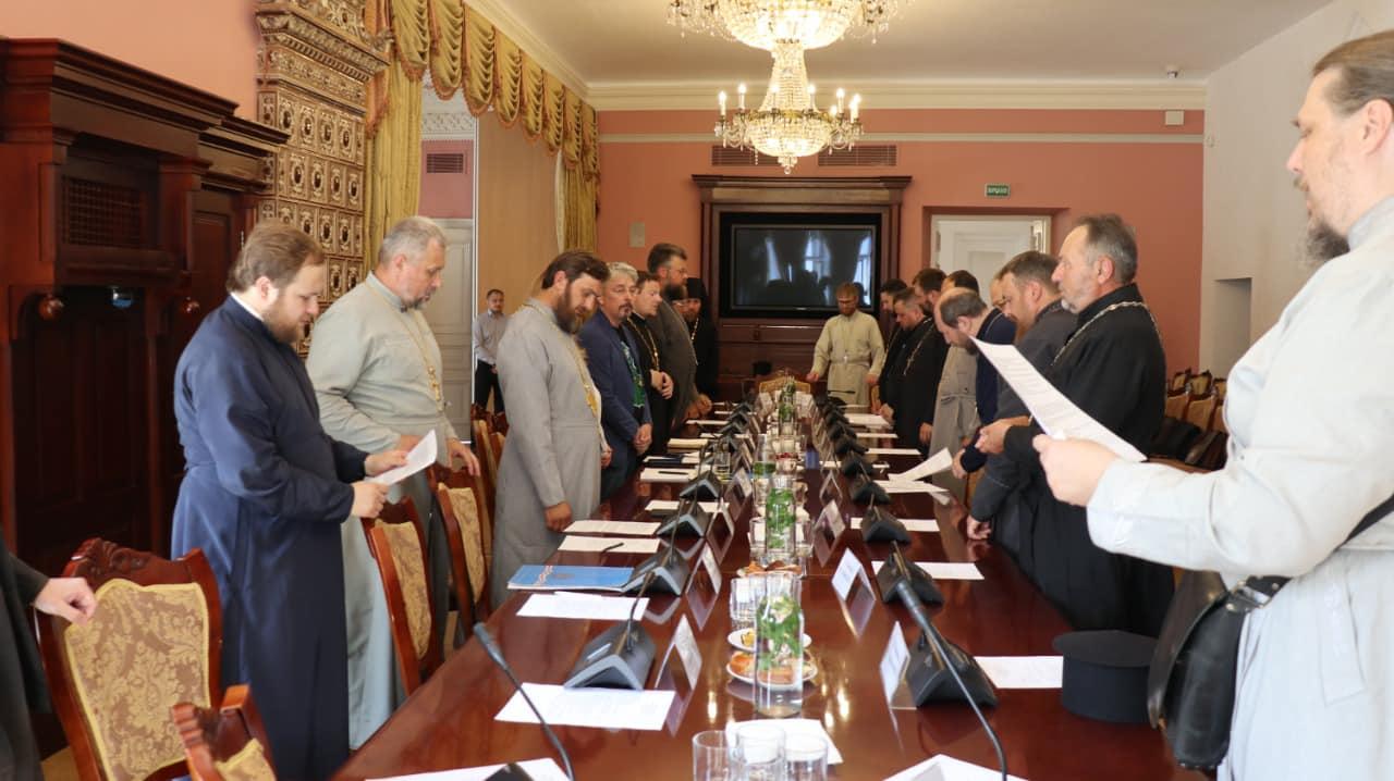 "Долати розділення". У Києві відбулася історична зустріч духовенства ПЦУ та УПЦ МП