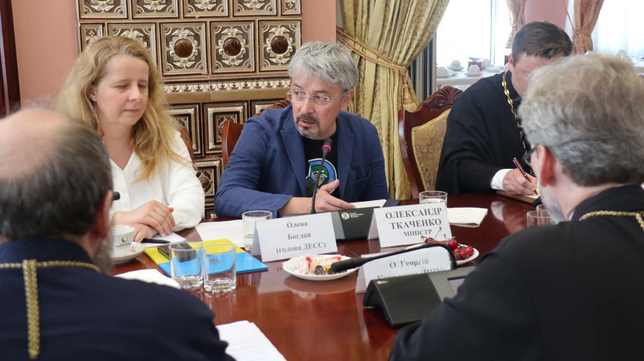"Долати розділення". У Києві відбулася історична зустріч духовенства ПЦУ та УПЦ МП