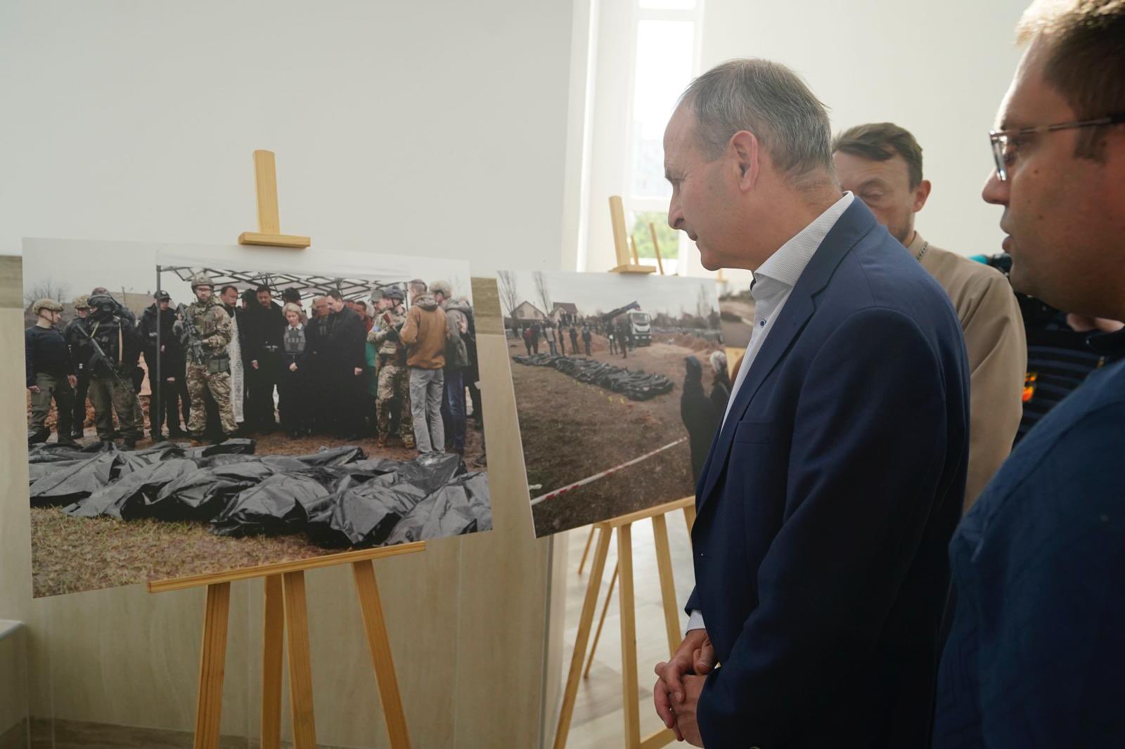 Микхол Мартин в Бородянке (Фото – Twitter Micheál Martin) Премьер Ирландии Микхол Мартин побывал в Бородянке: фото среди руин