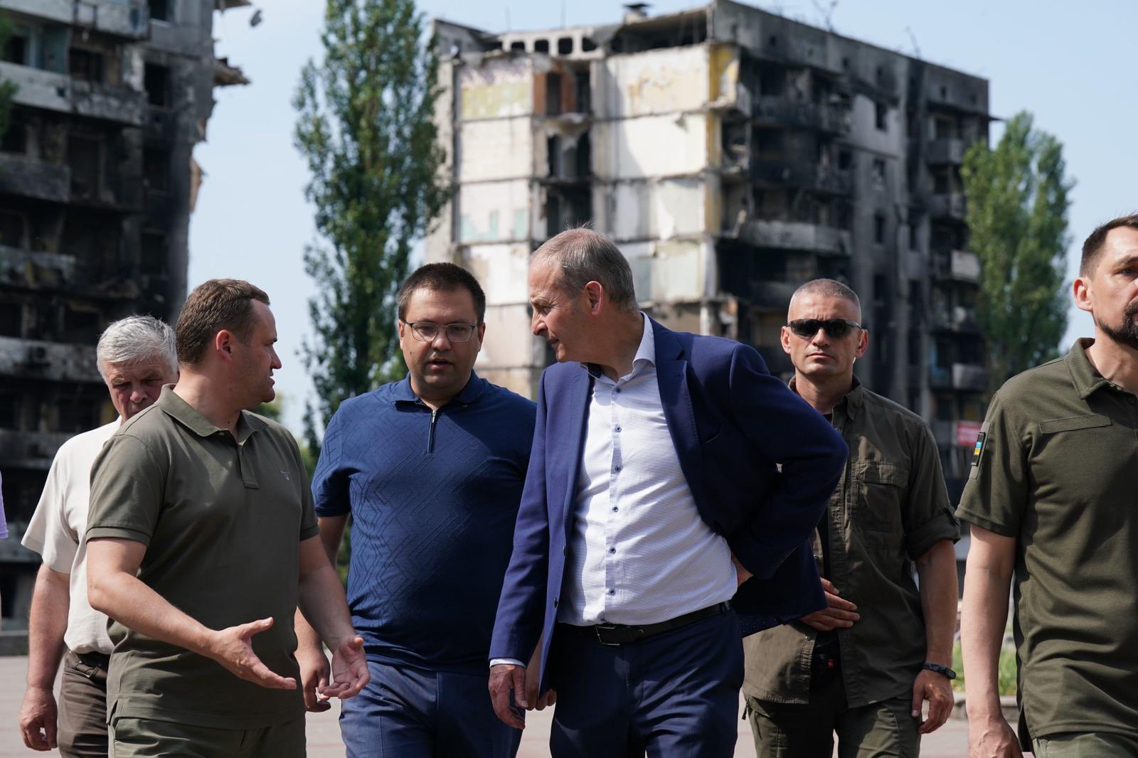 Микхол Мартин в Бородянке (Фото – Twitter Micheál Martin) Премьер Ирландии Микхол Мартин побывал в Бородянке: фото среди руин