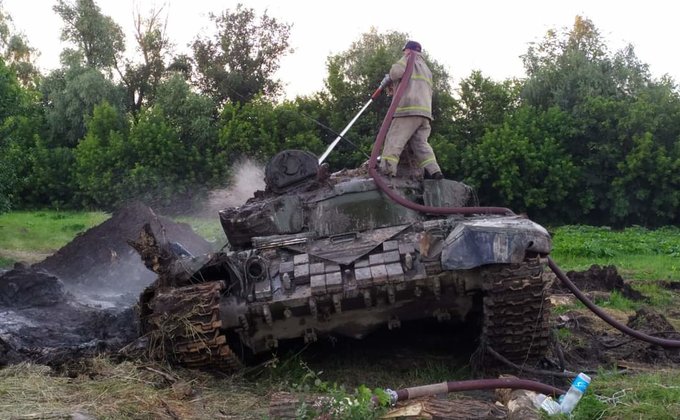 Під Черніговом з річки дістали два російські танки з тілами окупантів – фото