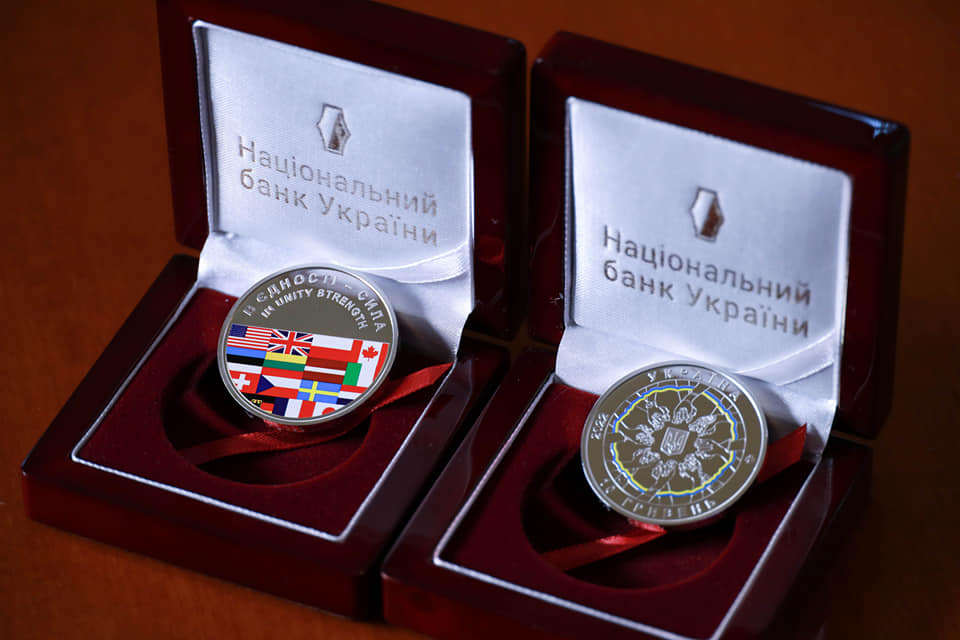 НБУ выпустил первые памятные монеты на военную тематику – фото