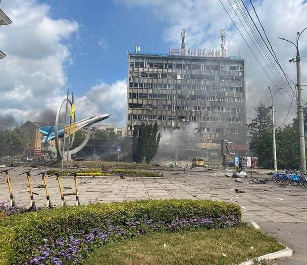 Теракт Росії в центрі Вінниці: 23 загиблих, серед них троє дітей, десятки поранених. Фото і відео