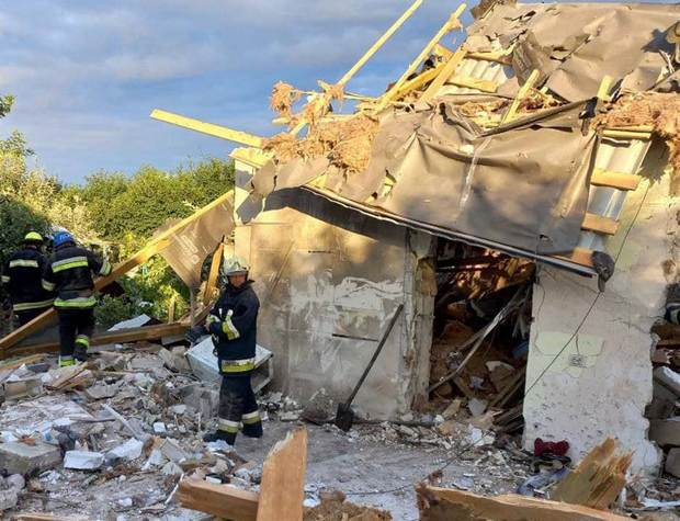 Росіяни вдарили по Нікополю пакетом із РСЗВ: є загиблі й поранені – фото руйнувань