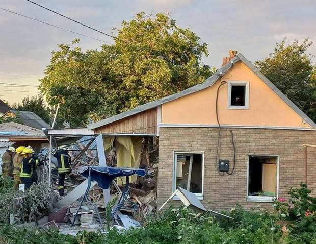 Росіяни вдарили по Нікополю пакетом із РСЗВ: є загиблі й поранені – фото руйнувань