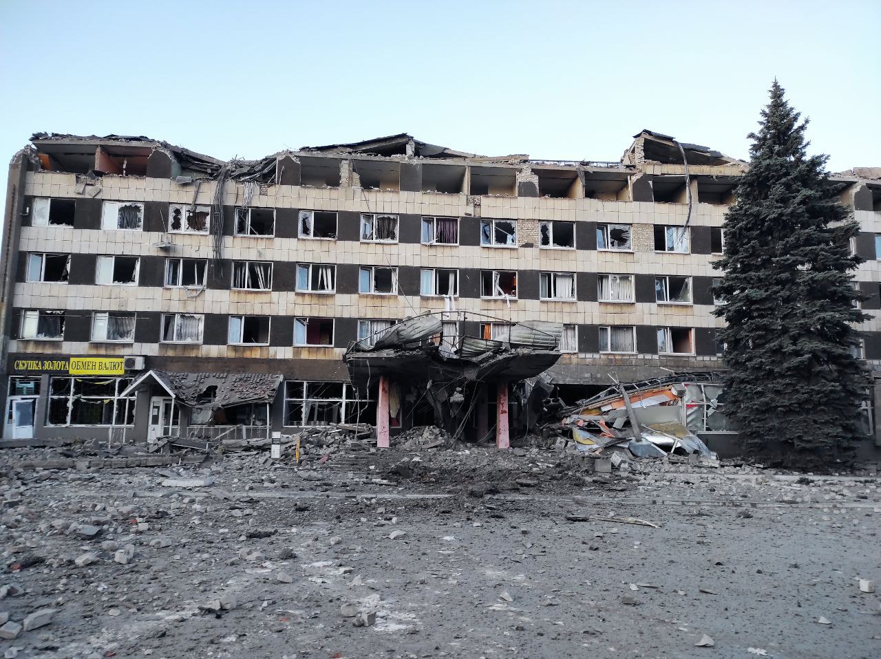 Фото: "Администрация" оккупированного Красного ЛУча Фото: "Адміністрація" окупованого Красного Луча