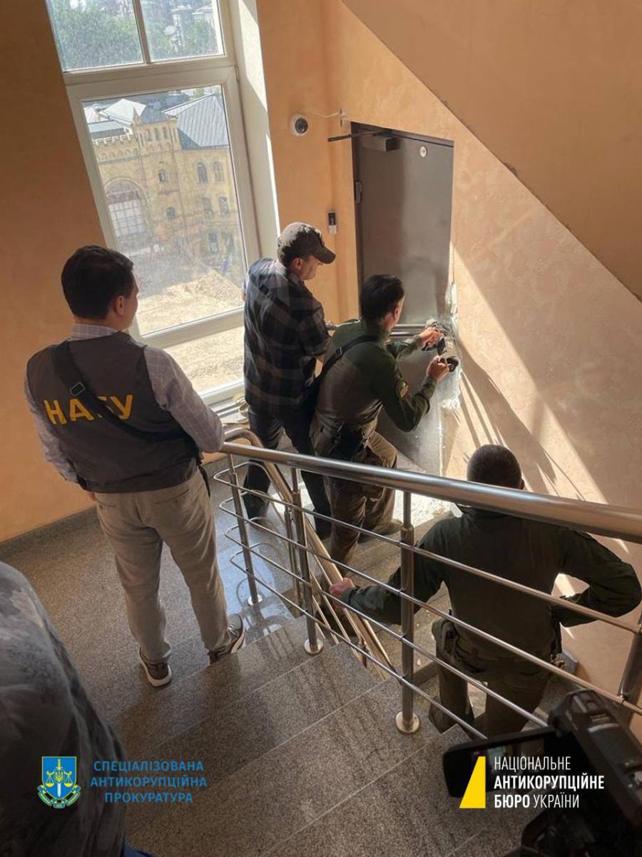 Фото: НАБУ У нардепа Деркача прошли обыски по делу о госизмене. Задержан охранник депутата