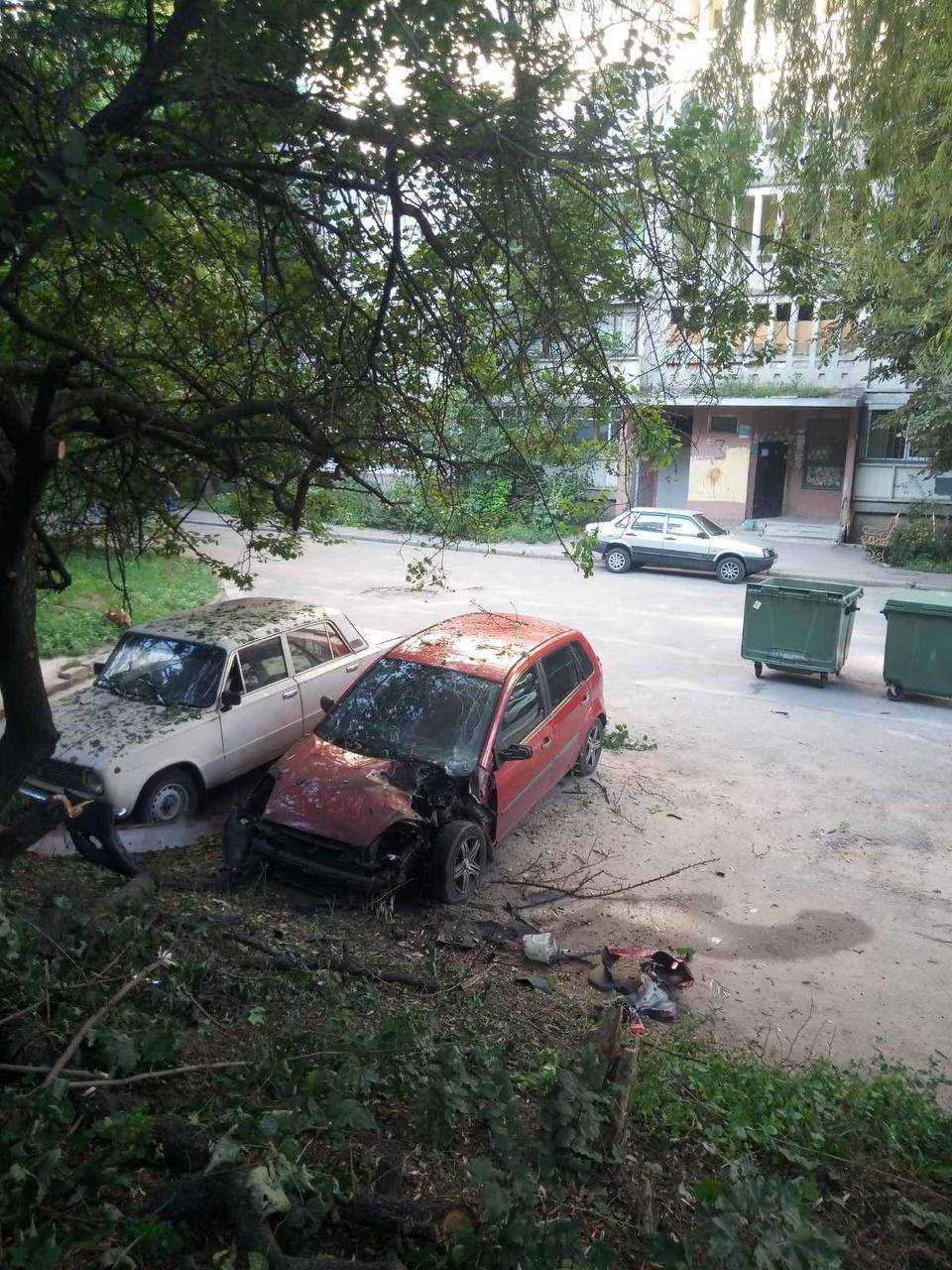 Автівки після обстрілу Харкова (Фото: Ігор Терехов/Telegram)