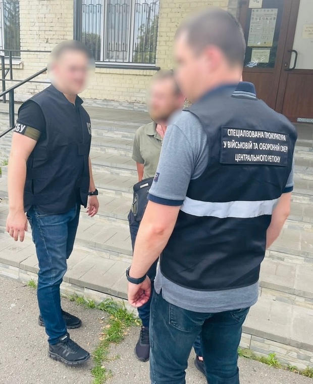 Підполковник ЗСУ брав 50 000 грн, щоб "відкосити" від мобілізації. Що буде ухилянтам, невідомо