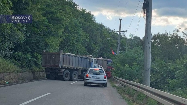 На севере Косово сербы перекрыли дороги (фото – kosovo-online.com)