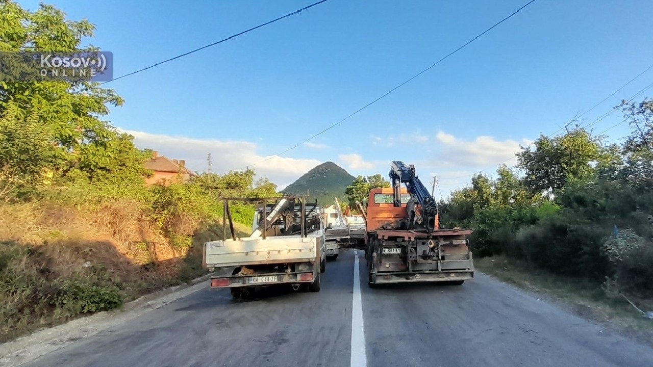 Баррикады из автомобилей в селе Рудару (фото – kosovo-online.com)