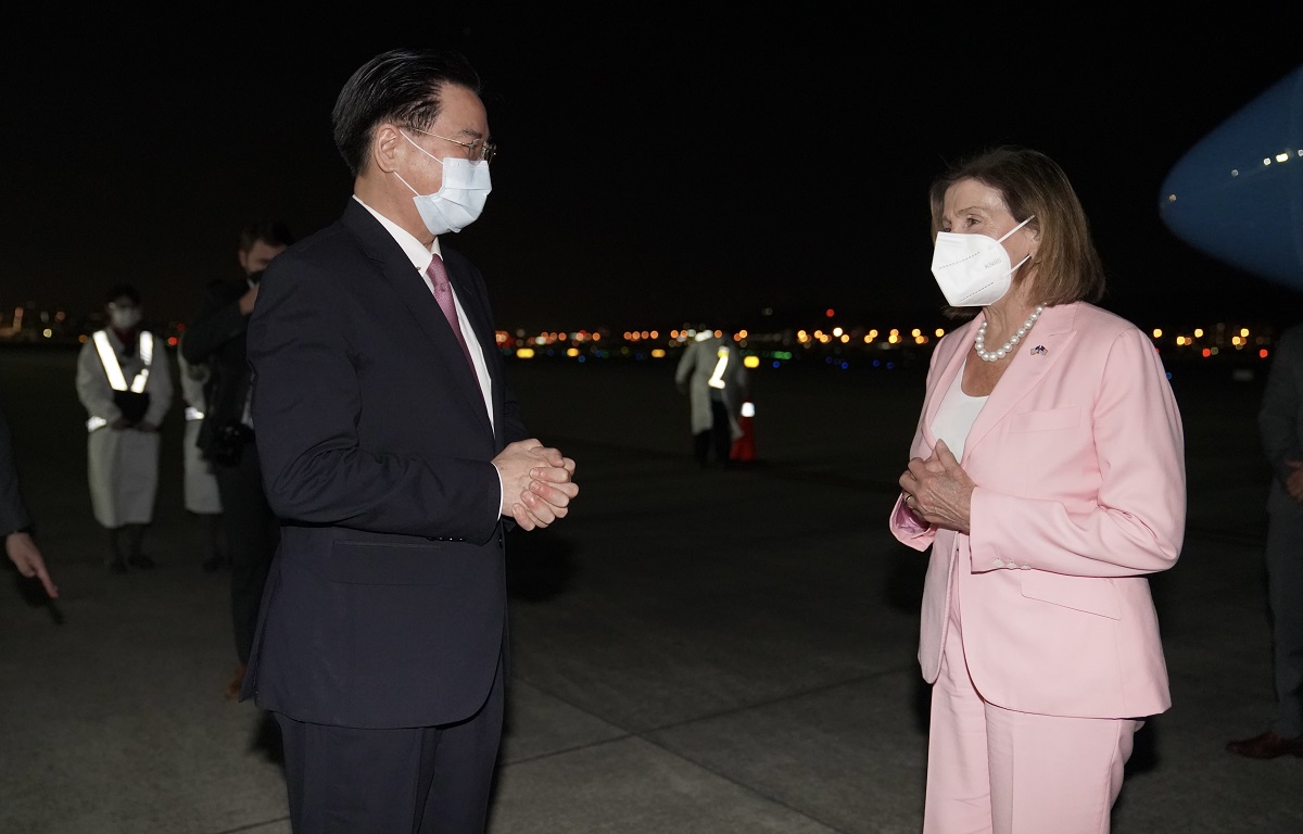 "США показали зуби". Китай підняв авіацію, Пелосі все одно прилетіла до Тайваню: що далі