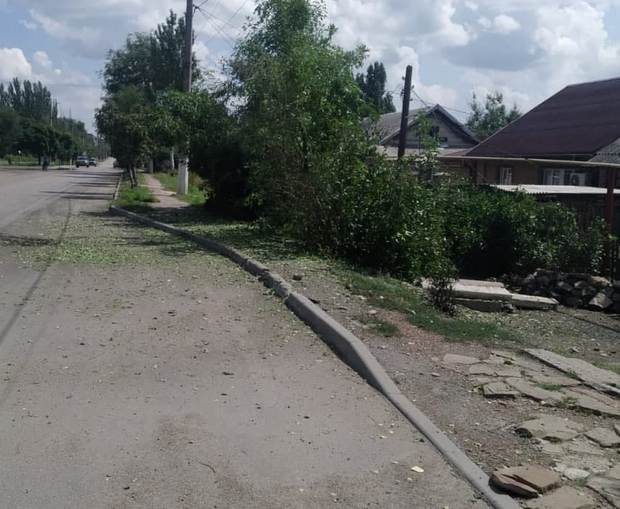 Снаряди росіян впали біля автобусної зупинки в Торецьку: вісім загиблих, поранені діти