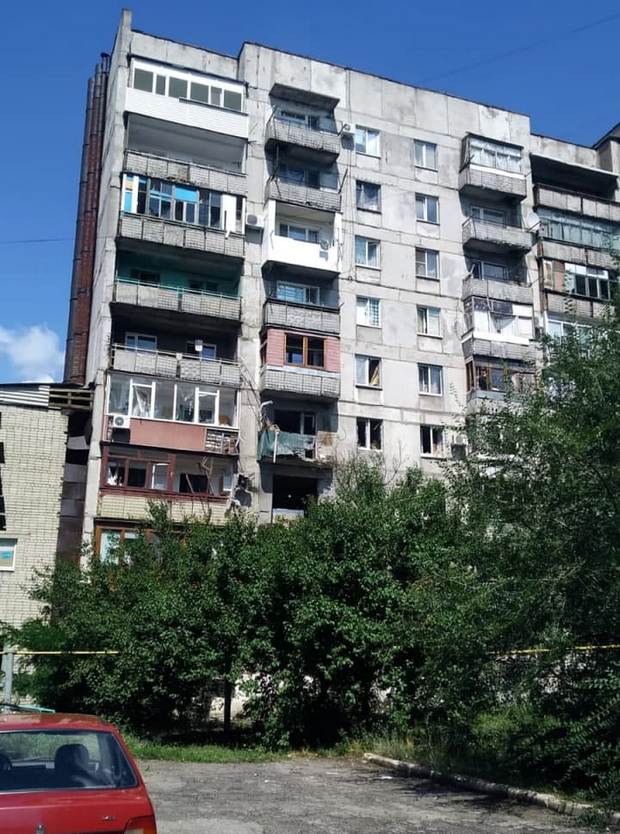 Снаряди росіян впали біля автобусної зупинки в Торецьку: вісім загиблих, поранені діти
