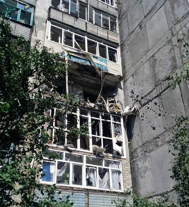 Снаряди росіян впали біля автобусної зупинки в Торецьку: вісім загиблих, поранені діти