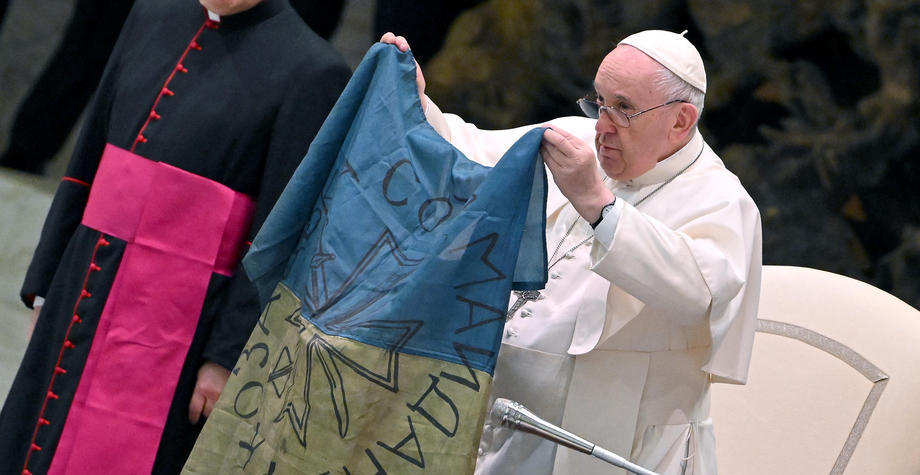 Папа Франциск із прапором України з Бучі (Фото – EPA)