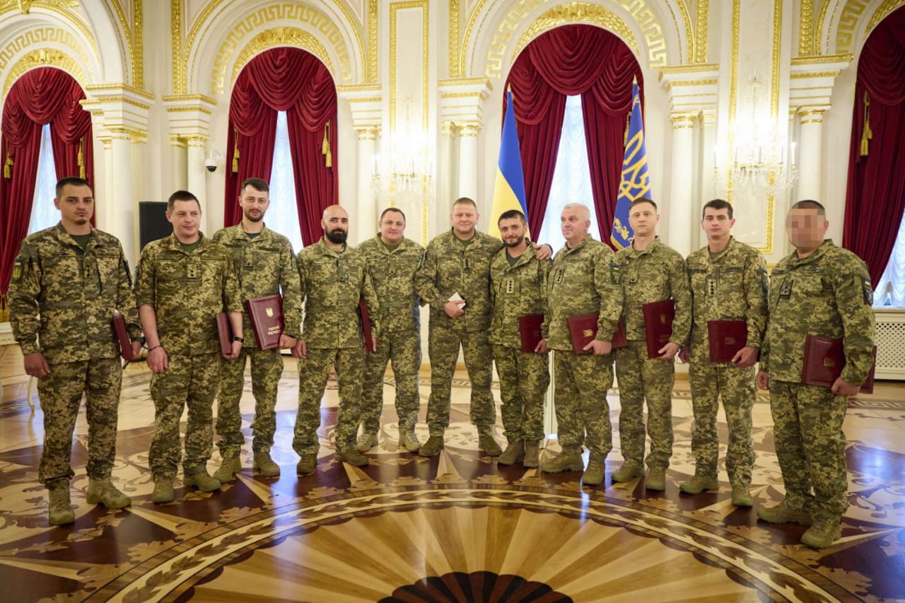 Василь Боєчко (другий праворуч від Валерія Залужного) після церемонії вручення Золотої Зірки Героя України (фото – ОП)