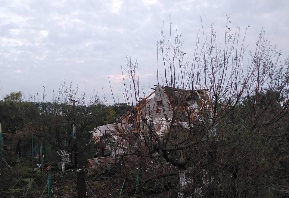 Последствия обстрела Запорожья (Фото: ФБ Анатолия Куртева) Ночной обстрел оккупантами Запорожья. Повреждены девять многоэтажек и 40 домов: фото