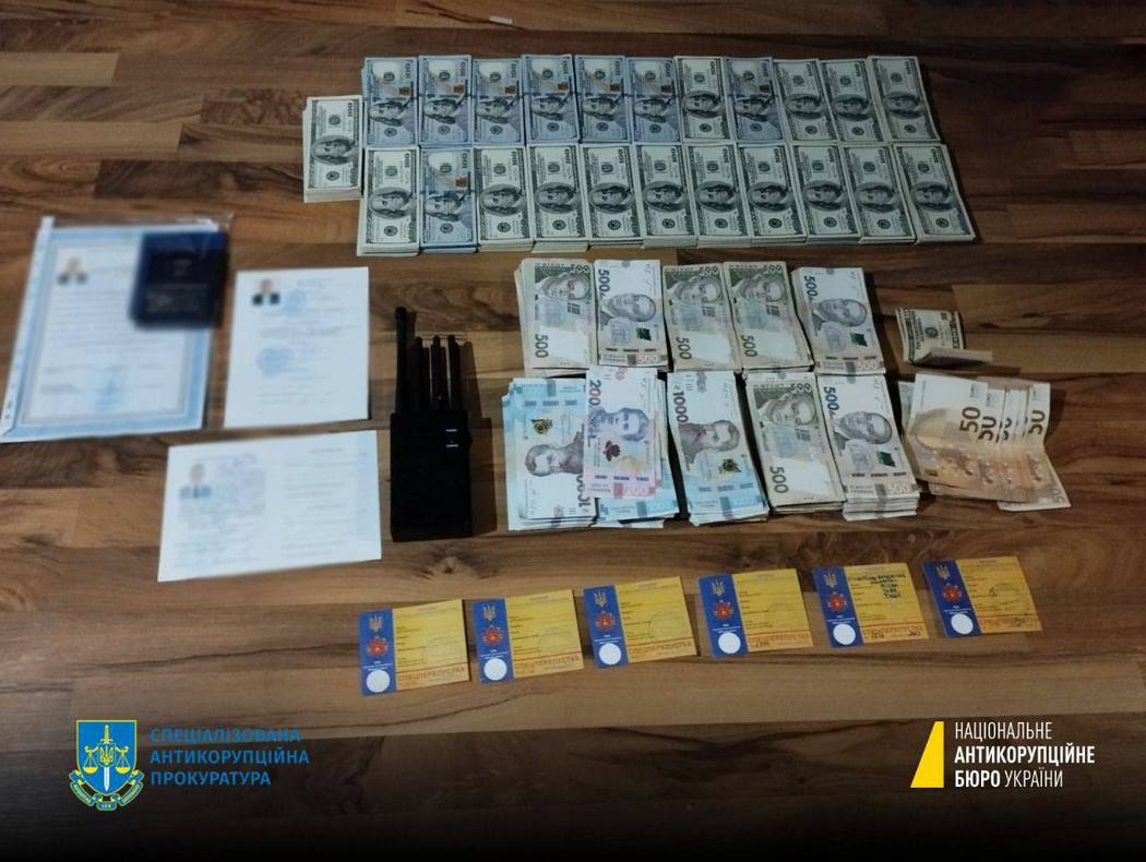 НАБУ влаштувало масштабні обшуки у Запоріжжі. Перевіряють розкрадання гуманітарки