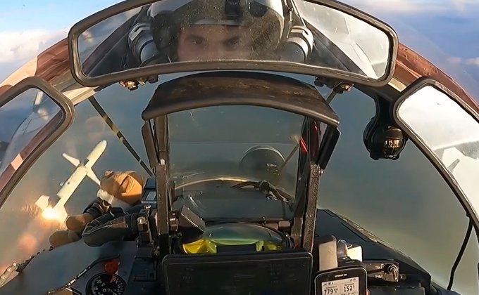 Український МіГ-29 б'є окупантів ракетами AGM-88 HARM, HIMARS "запалює" на південному фронті – відео