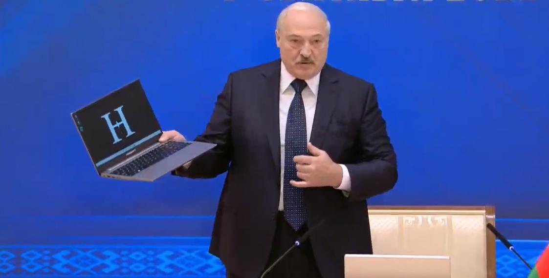 Лукашенко показав "перший білоруський ноутбук". У ньому нібито 12% місцевих компонентів