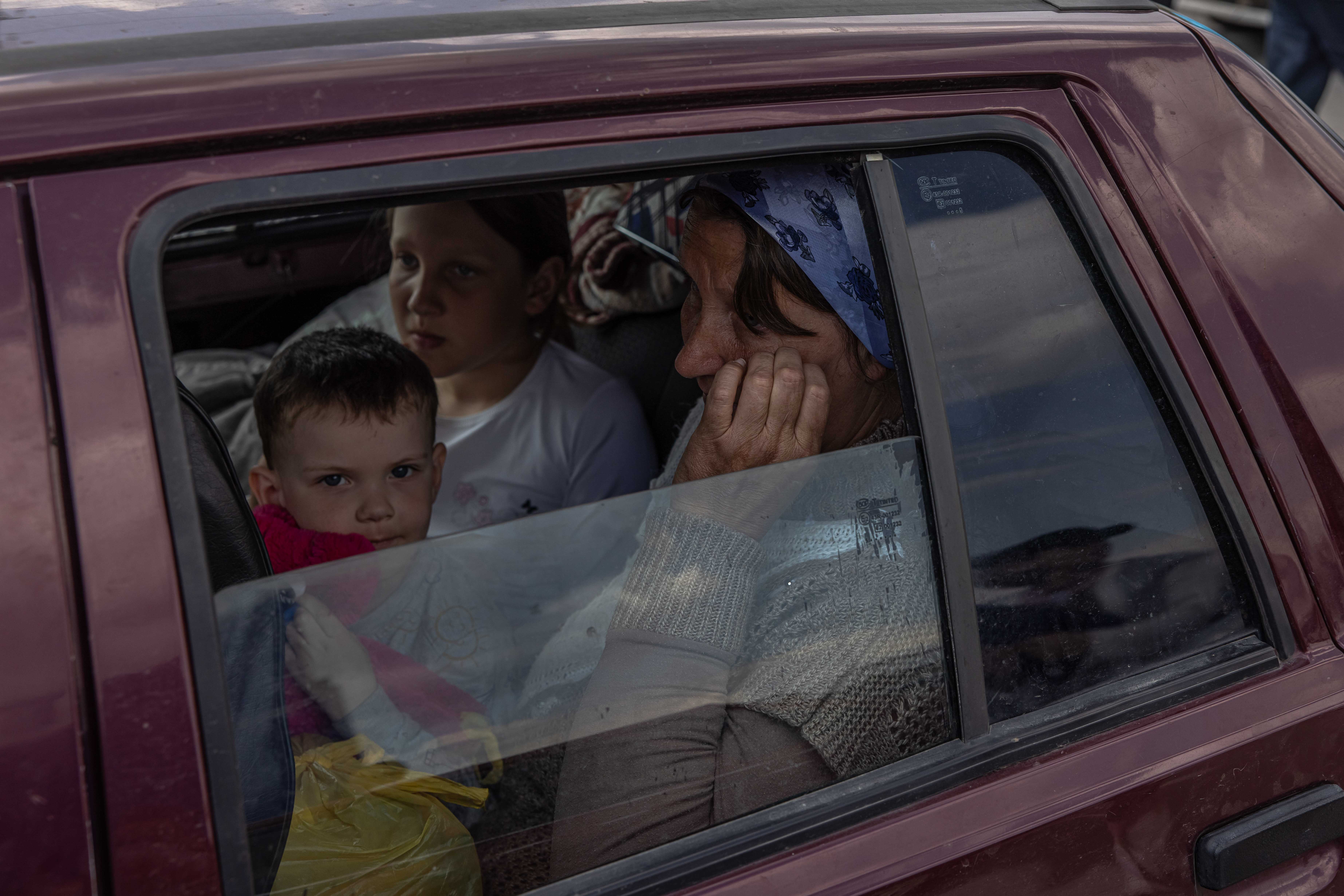 Європа поглинає українських біженців. Як їх повернути та де взяти "нових" українців