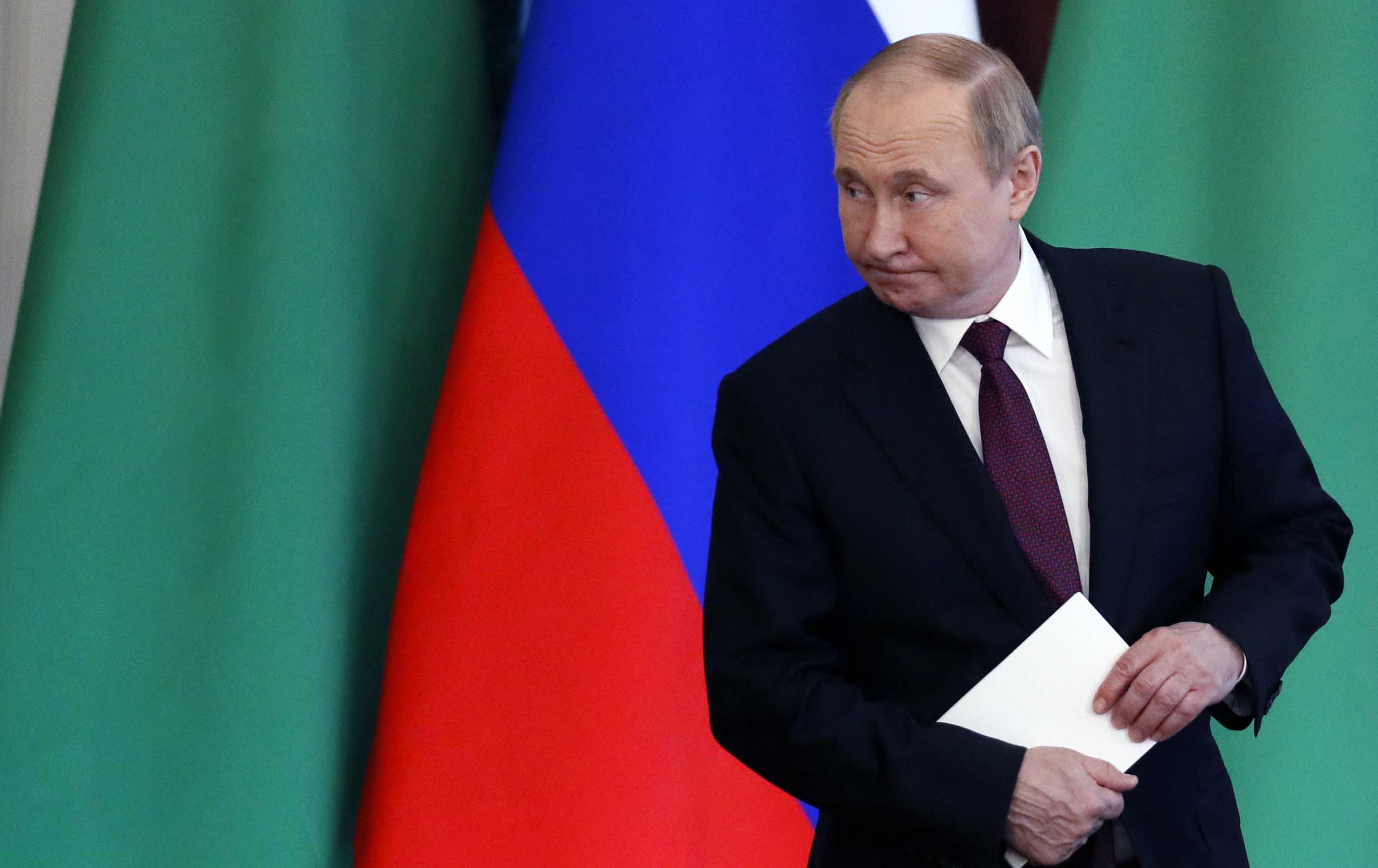 "Злякалися реакції Путіна". Чому обмеження ціни на нафту Росії не зупинить війну в Україні