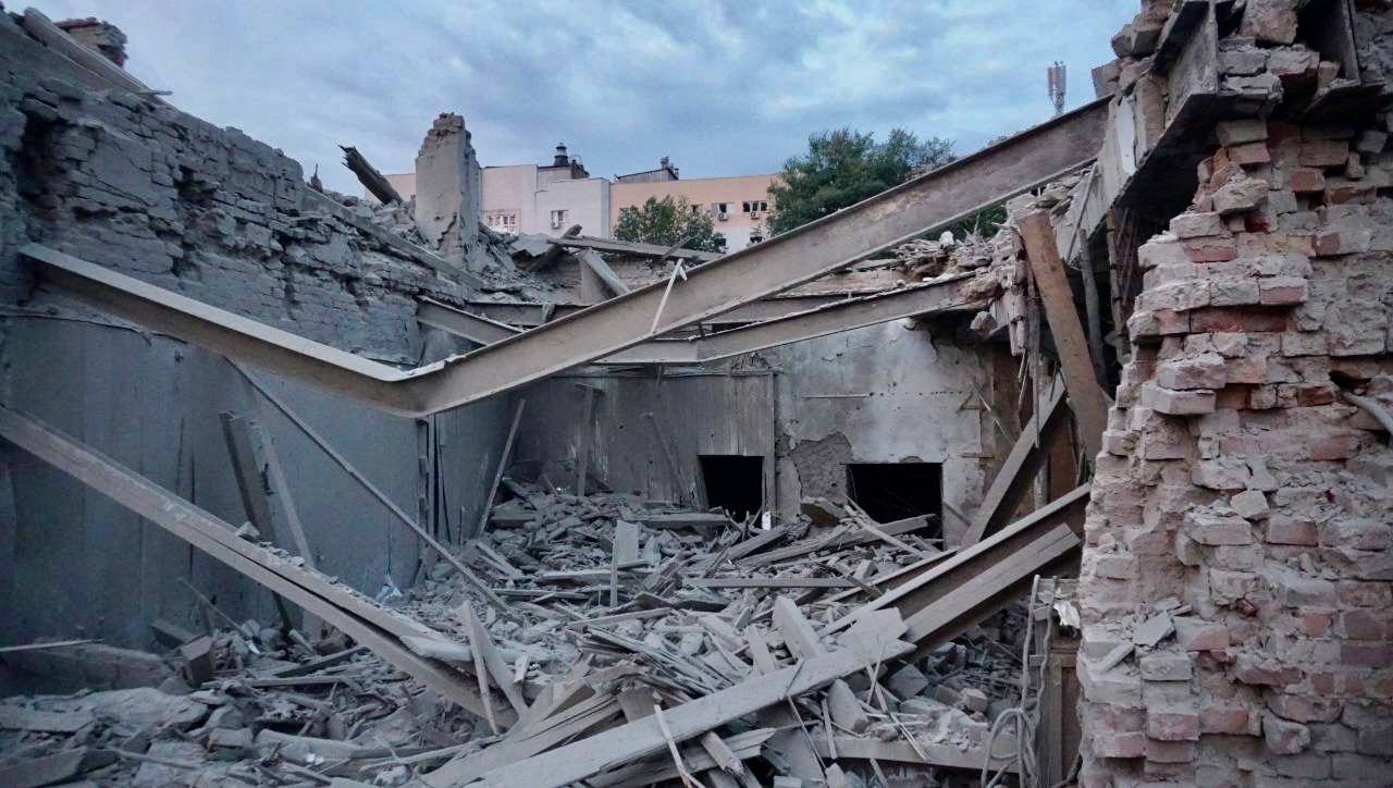 Росія вдарила ракетою по центру Дніпра. Є поранений – фото
