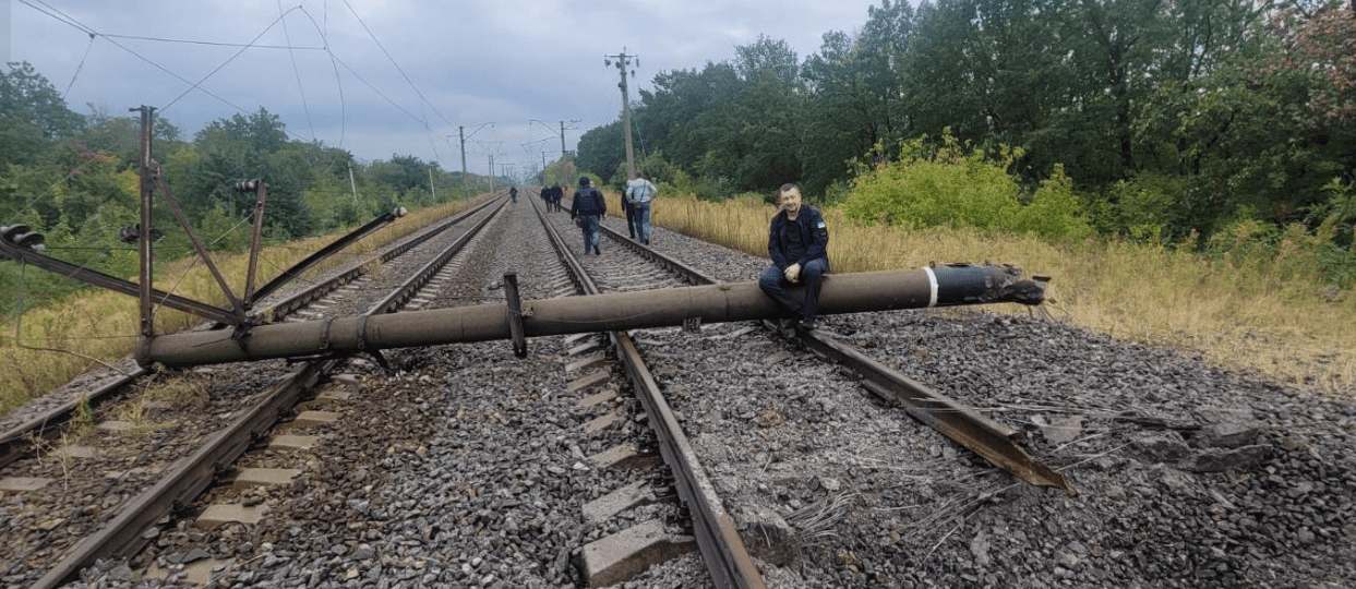 Укравтодор и Укрзалізниця начали расчистку путей в Изюме и Балаклее – фото