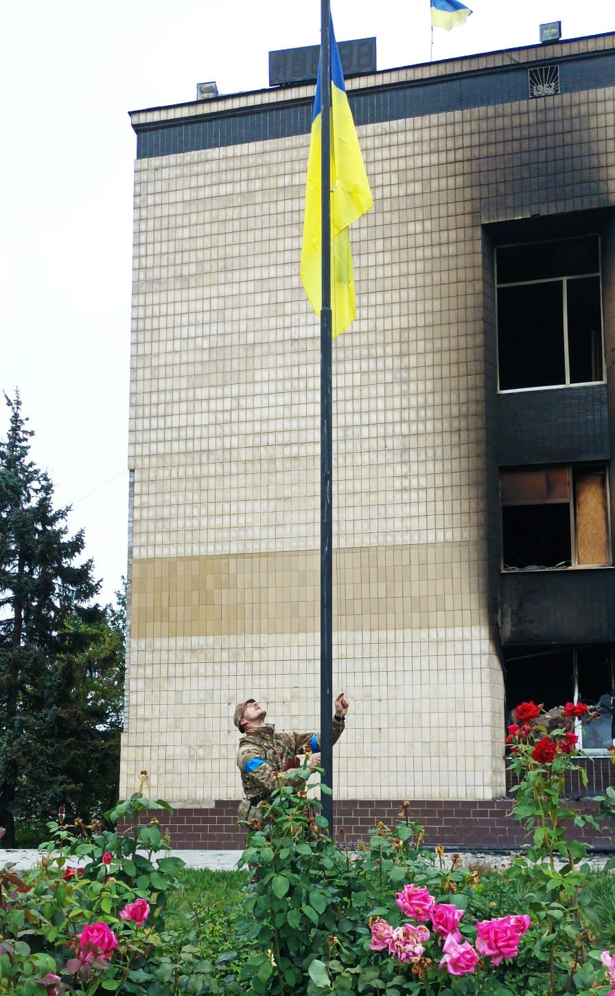 Поднятие флага в Изюме (Фото: пресс-служба 25-й бригады) 