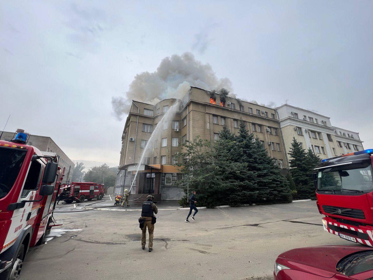 Російський обстріл зруйнував будівлю управління поліції у Харкові: відео, фото
