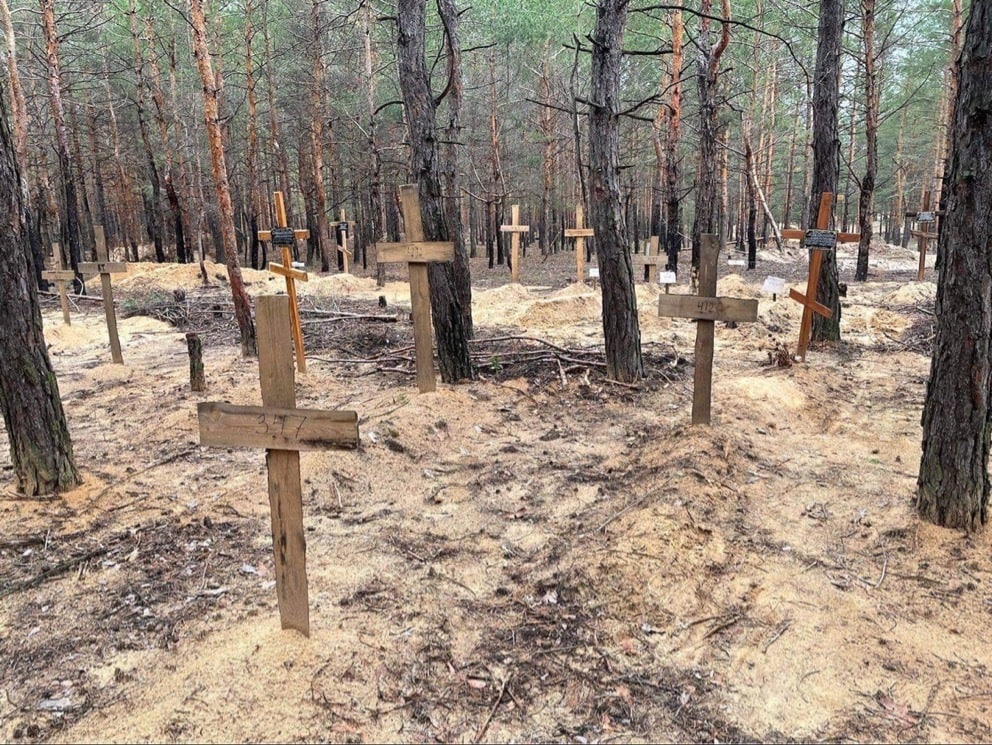 Массовое захоронение в лесу возле Изюма (фото – Telegram Настоящее время)