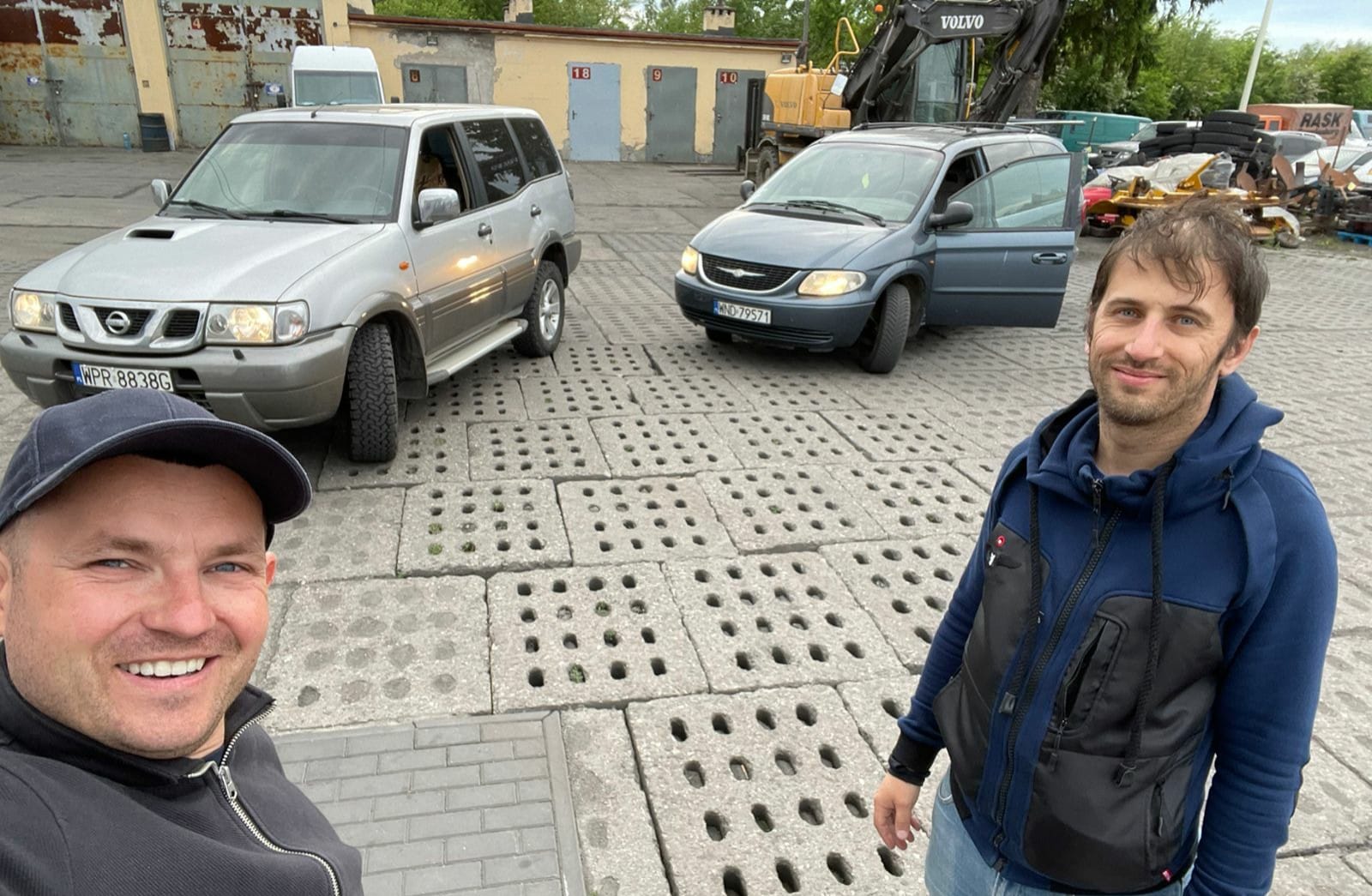 Волонтер Святослав Литинский (справа) с очередными автомобилями для ВСУ (фото – Facebook Литинского)