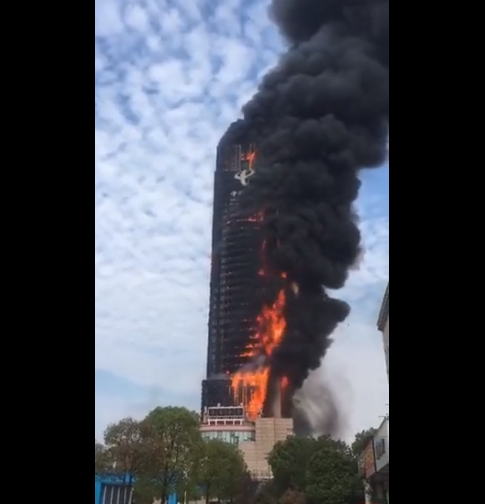 У Китаї спалахнув хмарочос телеком-оператора, будівля згоріла за 20 хвилин — фото, відео