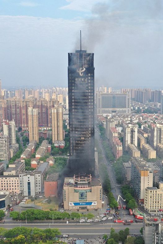 У Китаї спалахнув хмарочос телеком-оператора, будівля згоріла за 20 хвилин — фото, відео