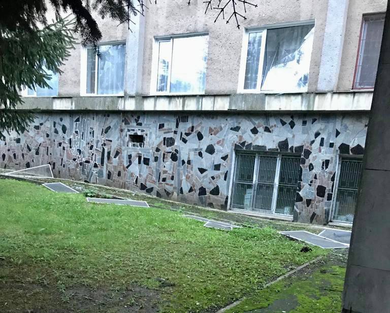 Фото: ТГ Олександра Сенкевича Миколаїв уночі обстріляли росіяни, влучили в лікарню й гаражі