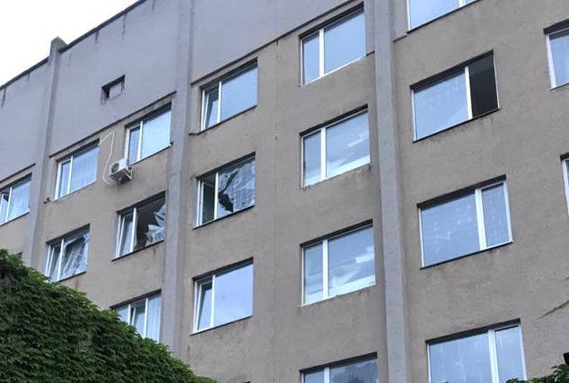 Фото: ТГ Олександра Сенкевича Миколаїв уночі обстріляли росіяни, влучили в лікарню й гаражі