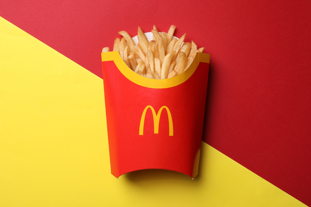 Бізнес-тиждень: обшуки в Коломойського, повернення McDonald's, перша криптокартка