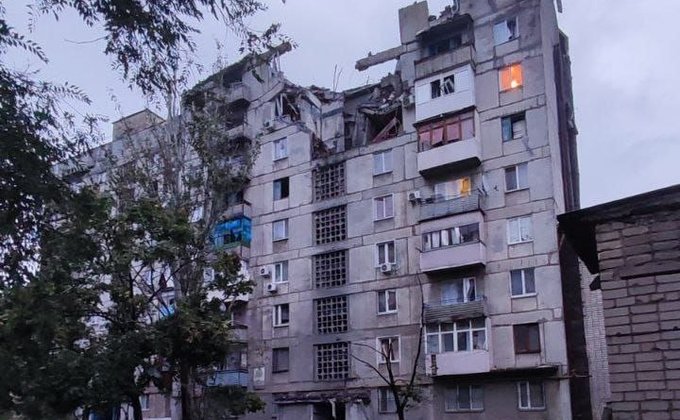 Россияне частично развалили ракетой девятиэтажку в пригороде Горловки: фото