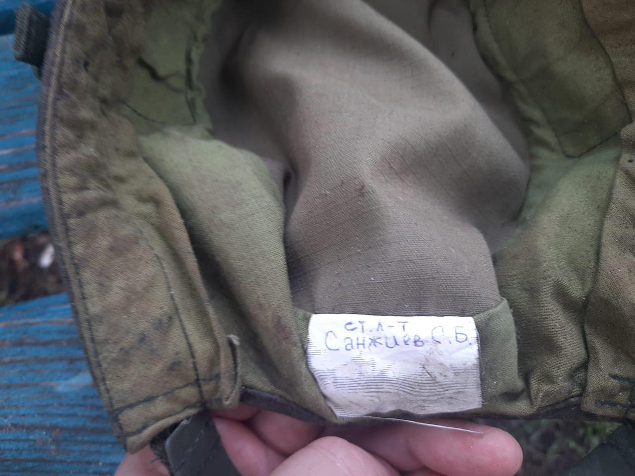 Фуражка российского оккупанта (Фото: ГПСУ) Под Святогорском оккупанты эвакуировали труп офицера, а тела рядовых бросили – ГПСУ