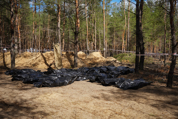 На місці масового поховання в Ізюмі знайшли 447 тіл