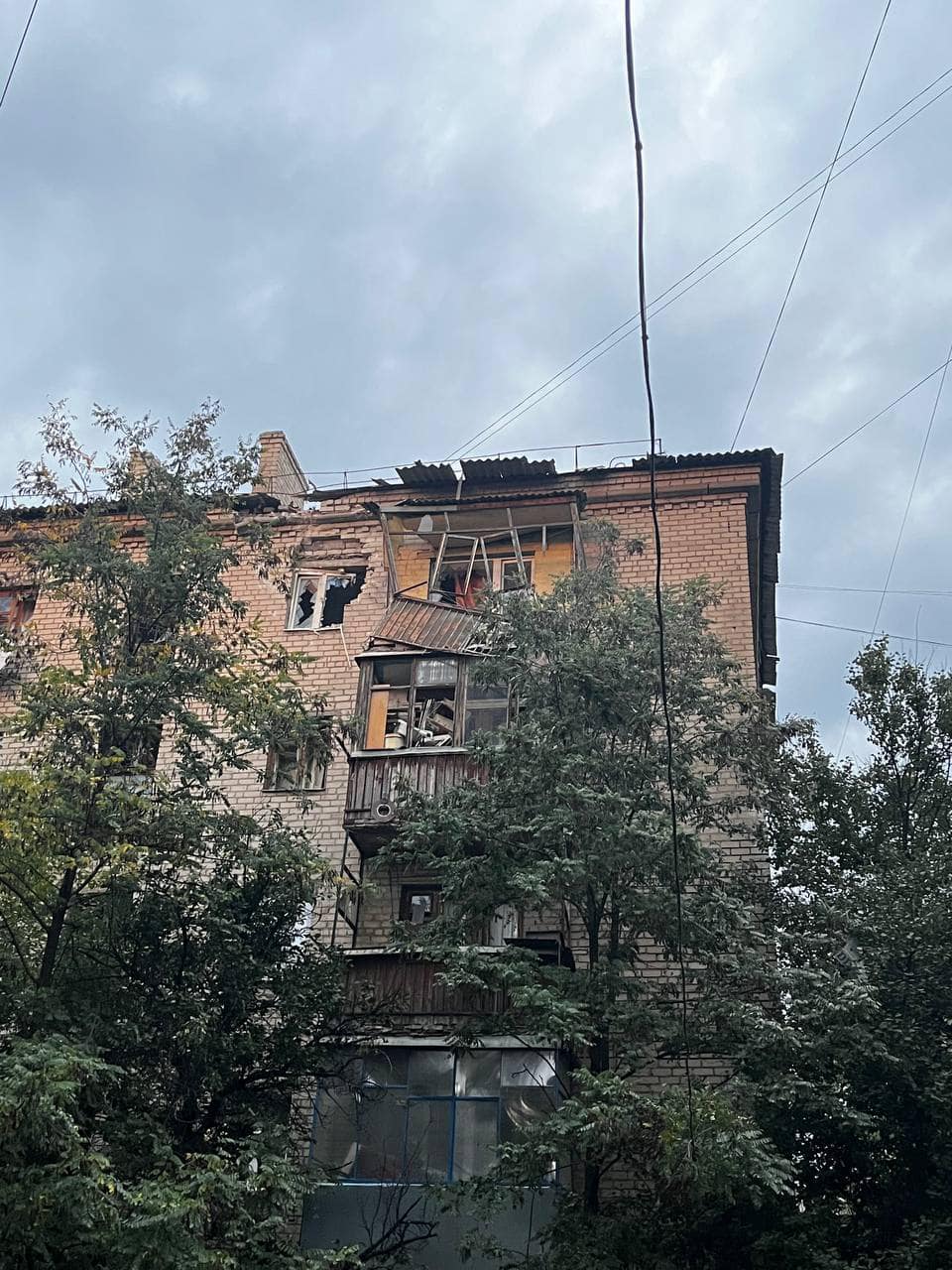 Последствия Краматорска обстрела (Фото: Александр Гончаренко Facebook) Россияне обстреляли Славянск и центр Краматорска, четверо раненых