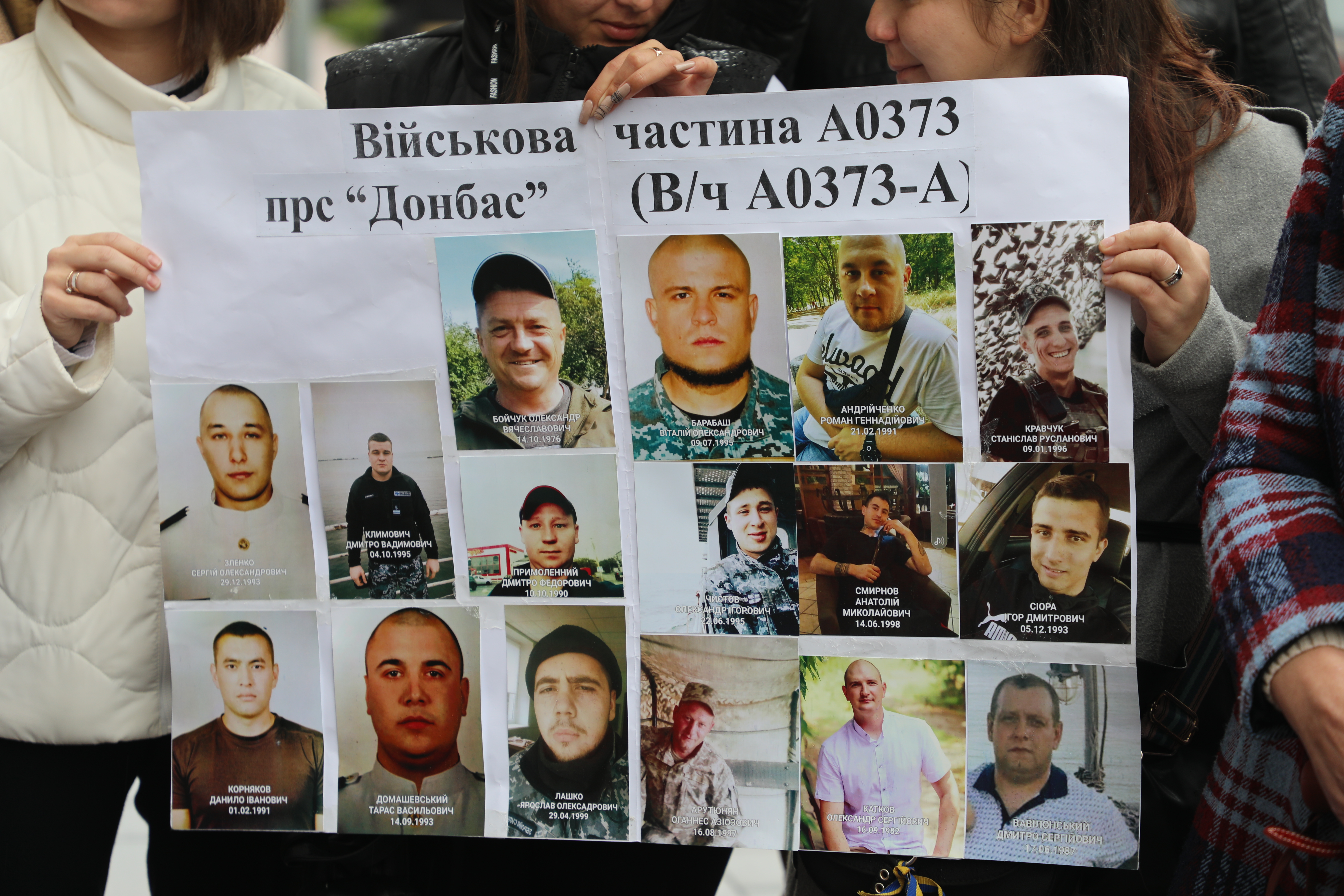 У Києві родичі моряків, які захищали Маріуполь, вимагали їхнього звільнення з полону — фото
