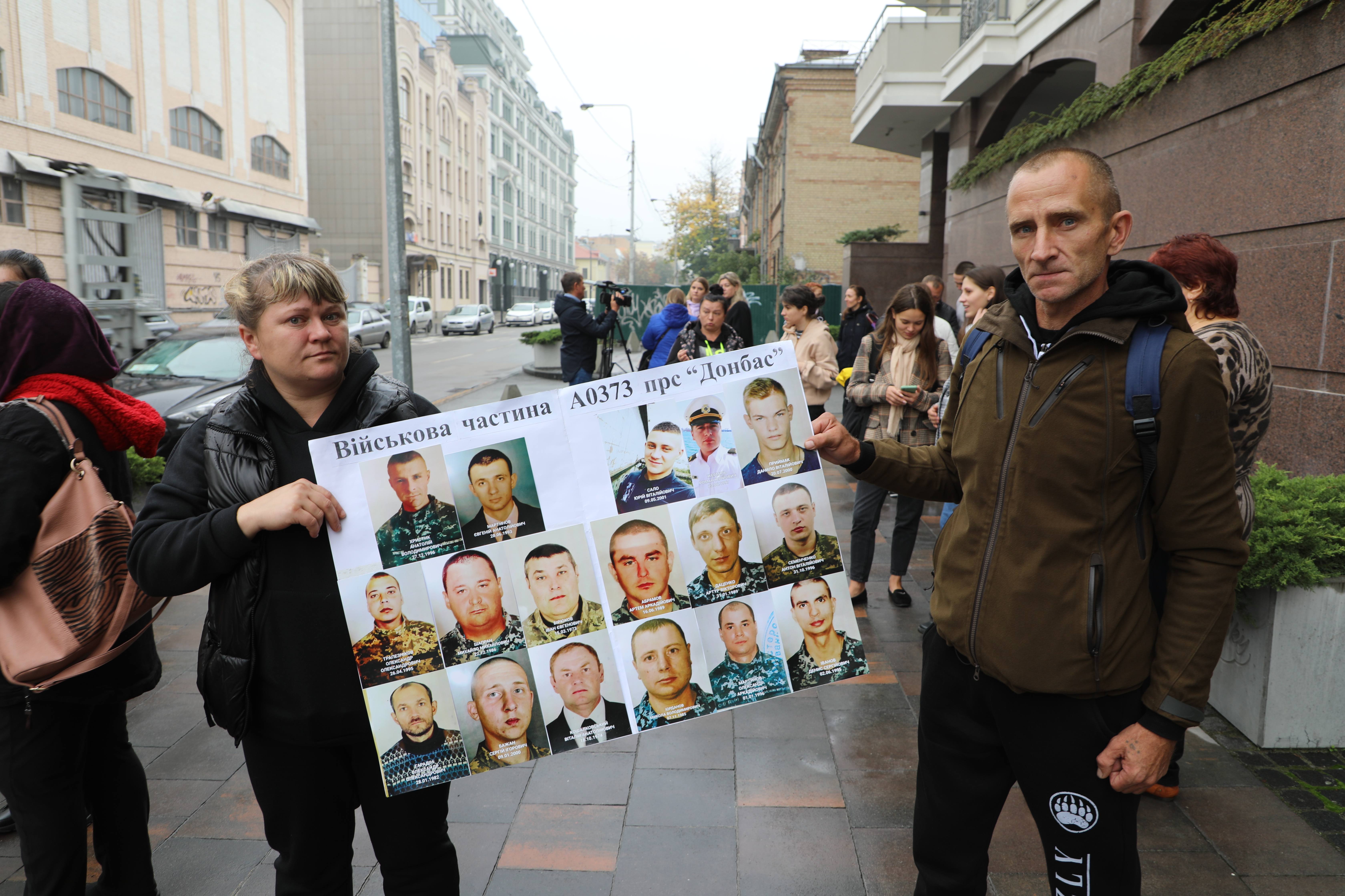 У Києві родичі моряків, які захищали Маріуполь, вимагали їхнього звільнення з полону — фото