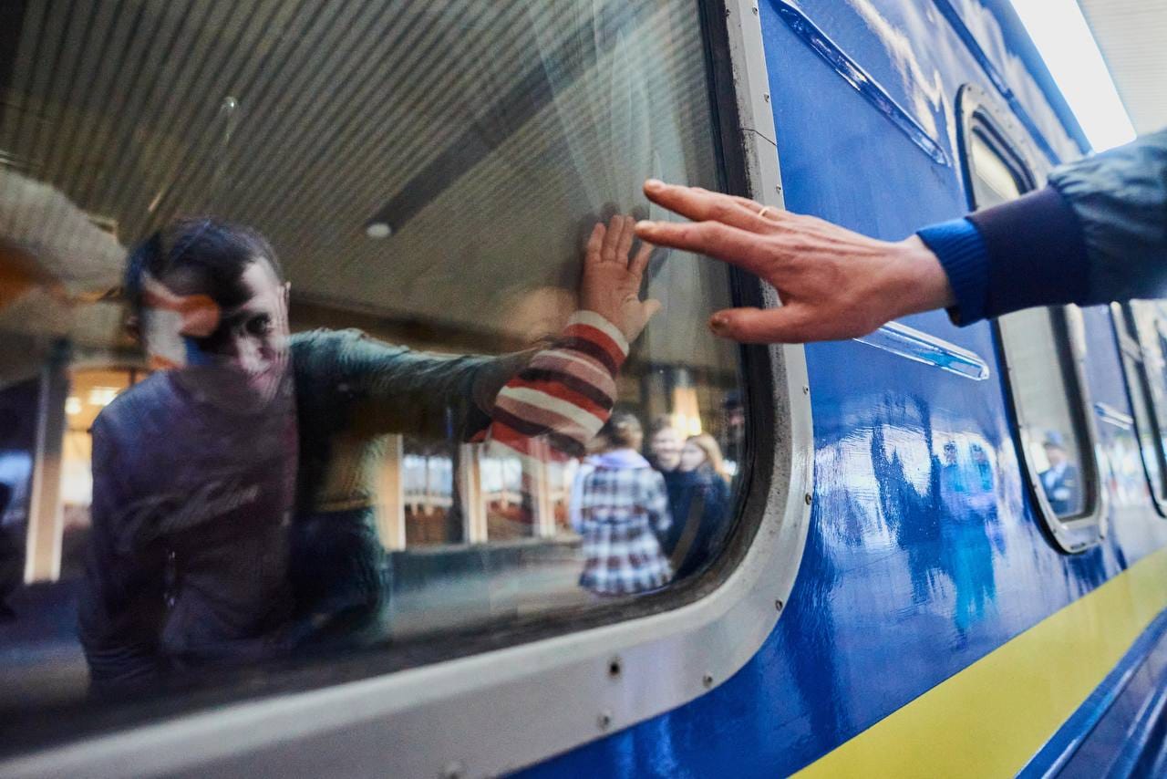 Європа поглинає українських біженців. Як їх повернути та де взяти "нових" українців