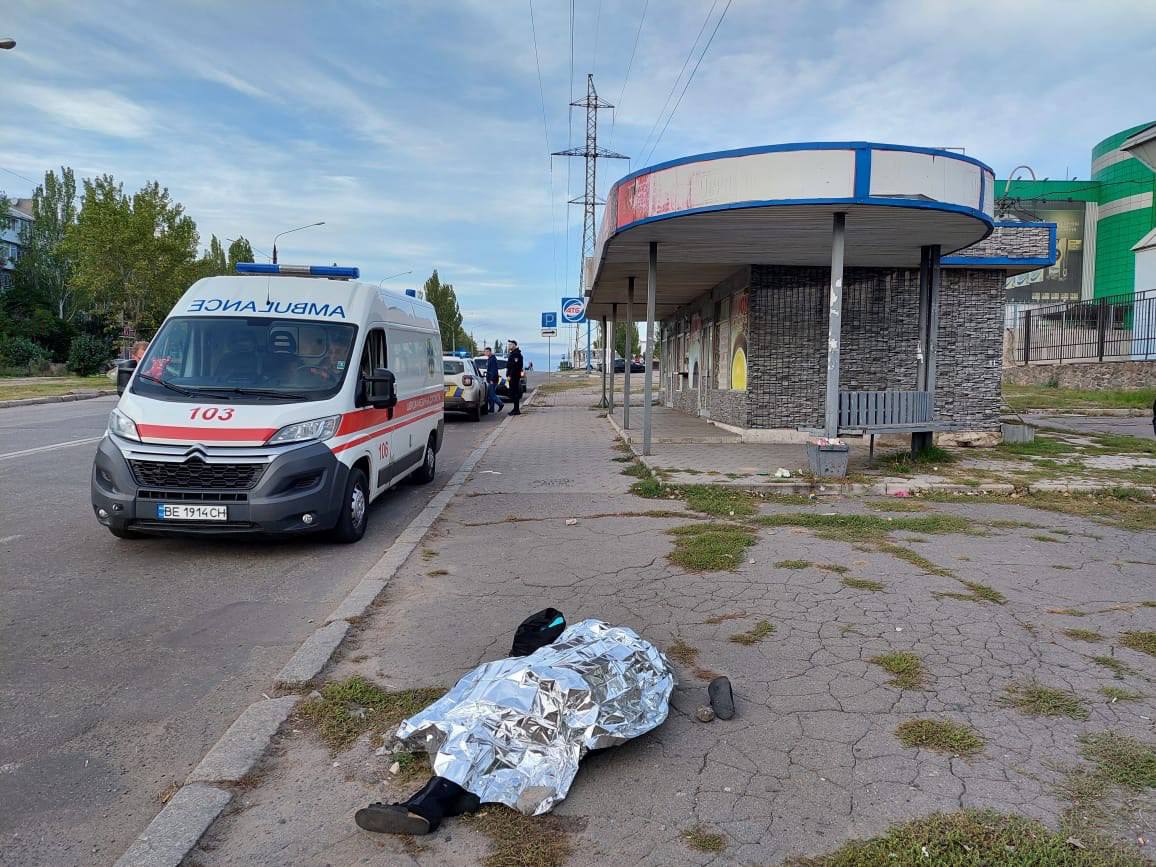 Наслідки обстрілу Миколаєва 29 вересня (Фото: ТГ Кирила Тимошенка) Ракетний удар по Миколаєву. Біля зупинки транспорту загинули троє людей: фото