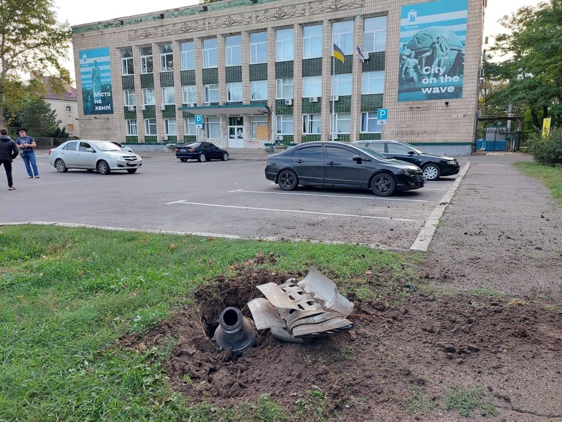 Наслідки обстрілу Миколаєва 29 вересня (Фото: ТГ Кирила Тимошенка) Ракетний удар по Миколаєву. Біля зупинки транспорту загинули троє людей: фото